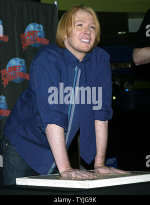 Clay Aiken fait la promotion de son rôle dans le Tony Award Winning Broadway comédie Monty Python's 'pamalot' avec une empreinte de cérémonie au Planet Hollywood à New York le 8 avril 2008. (Photo d'UPI/Laura Cavanaugh) Banque D'Images