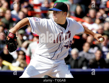 New York Mets' le lanceur partant Oliver Perez lance pour les Phillies de Philadelphie dans la cinquième manche pendant les mets' dernière accueil match d ouverture au Shea Stadium le 8 avril 2008 à New York. (Photo d'UPI/Monika Graff) Banque D'Images
