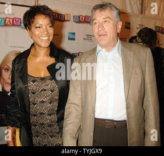 L'acteur et co-fondateur du Tribeca Film Festival Robert DeNiro assiste au festival de New York avec sa femme Grace Hightower le 24 avril 2008. (Photo d'UPI/Ezio Petersen) Banque D'Images