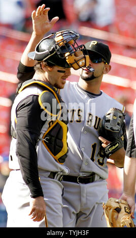 Pirates de Pittsburgh troisième but Jose Batista (C) félicite catcher Ryan Doumit après avoir battu les New York Mets 13 à 1 au Shea Stadium le 30 avril 2008 à New York. (Photo d'UPI/Monika Graff) Banque D'Images