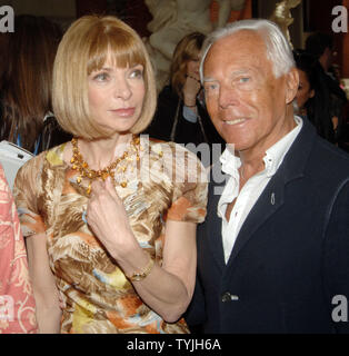 Rédacteur en chef du magazine Vogue, Anna Wintour et designer Giorgio Armani (r) répondre aux questions des médias à la presse d'aperçu pour le Metropolitan Museum of Art's Costume Institute rend hommage à la puissance de l'imagerie super-héros à la mode co gala présidé par Wintour et Armani à New York le 5 mai 2008. (Photo d'UPI/Ezio Petersen) Banque D'Images