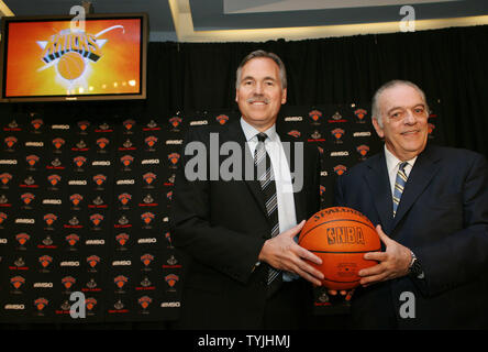 New York Knicks nouvellement nommé entraîneur-chef Mike D'Antoni et président de Knicks Donnie Walsh (R) sourire lors d'une conférence de presse annonçant d'Antoni les Knicks comme nouvel entraîneur-chef au Madison Square Garden de New York le 13 mai 2008. D'Antoni a été officiellement entraîneur en chef pour les Phoenix Suns NBA et a reçu l'entraîneur de l'année au cours de la saison 2004-2005. (Photo d'UPI/John Angelillo) Banque D'Images