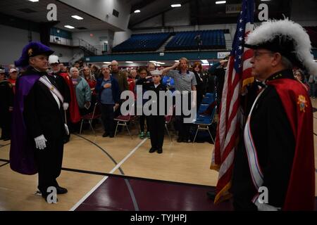 SILVERDALE, Washington (nov. 11, 2016) Les membres des Chevaliers de Colomb, les corps de cadets de la Marine et de la Marine Jr. Reserve Officer Training Corps color guards parade les couleurs au cours de la Journée des anciens combattants de 2016 cérémonie tenue dans le Pavillon du Soleil Kitsap. La cérémonie a payé l'égard de membres de services passés et présents et rappeler les membres de service perdus au cours de l'histoire des États-Unis. Banque D'Images