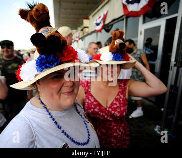 Les femmes portent l'inspiration course hat qu'ils assistent à la Belmont Stakes à Belmont Park à New York le 7 juin 2008. Jockey Kent Desormeaux, école Big Brown, va tenter de remporter la triple couronne à la 140e exécution de la Belmont Stakes. (UPI Photo/Kevin Dietsch) Banque D'Images