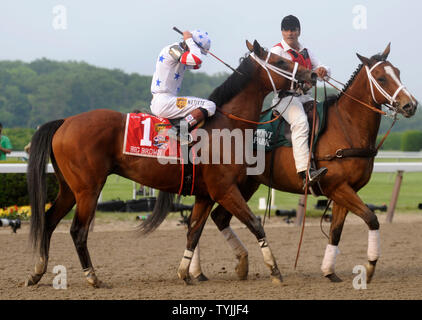 Big Brown's jockey, Kent Desormeaux, réagit après en dernière place et s'ennuyait de sa triple couronne bid au cours de la 140e exécution de la Belmont Stakes à Belmont Park à New York le 7 juin 2008. Da' Tara a pris la première place. (UPI Photo/Kevin Dietsch) Banque D'Images