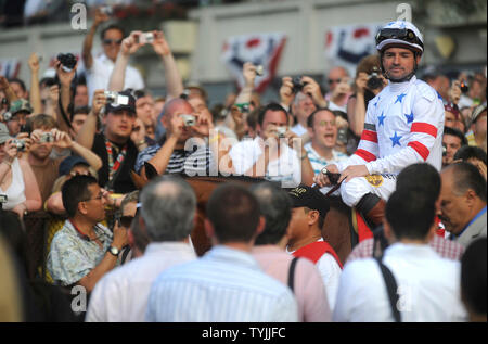 Big Brown et son jockey, Kent Desormeaux, font leur chemin à la barrière de départ avant la 140e exécution de la Belmont Stakes à Belmont Park à New York le 7 juin 2008. Big Brown a terminé en dernière place comme Da' Tara a pris en premier. (UPI Photo/Kevin Dietsch) Banque D'Images