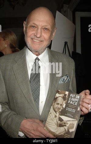 Compositeur Charles Strouse des comédies musicales de Broadway : 'Bye Bye Birdie, Golden Boy, Annie' célèbre son 80e anniversaire avec un livre partie lance pour ses mémoires "Mettre sur un visage heureux" au Club 21 à New York le 16 juin 2008. (Photo d'UPI/Ezio Petersen) Banque D'Images