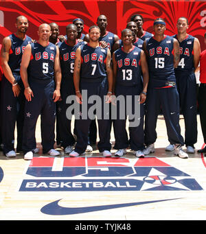 Joueurs de l'équipe de basket-ball Olympique USA Carlos Boozer, Jason Kidd, Michael Redd, LeBron James, Dwyane Wade, Deron Willimas, Dwight Howard, Kobe Bryant, Chris Paul, Carmelo Anthony, Chris Bosh et Tayshaun Prince (R) sont introduites à Rockefeller Center de New York le 30 juin 2008. (Photo d'UPI/John Angelillo) Banque D'Images