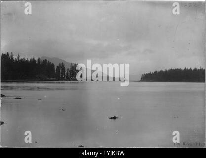 Vue panoramique près de Metlakahtla, Alaska. ; la portée et contenu : sur la sauvegarde : Minthorn Mme suggère que c'est un endroit appelé 'Chinatown', ainsi nommé parce qu'à chaque fois que les indigènes s'y rendit pour la pêche à la traîne qu'ils ont entendu cette chanson qui était populaire à l'époque. (Passage Tongass Narrows Nichols). 'Scène en route de Metlakahtla à Ketchikan.' 'camp de pêche d'Metlakahtlans.' (Mme. 10 févr. 1926 Minthorn.) Banque D'Images