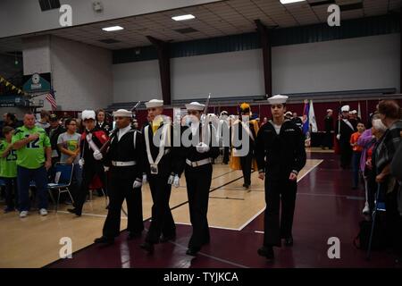 SILVERDALE, Washington (nov. 11, 2016) Les membres des Chevaliers de Colomb, les corps de cadets de la Marine et de la Marine Jr. Reserve Officer Training Corps color guards parade les couleurs au cours de la Journée des anciens combattants de 2016 cérémonie tenue dans le Pavillon du Soleil Kitsap. La cérémonie a payé l'égard de membres de services passés et présents et rappeler les membres de service perdus au cours de l'histoire des États-Unis. Banque D'Images