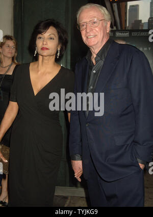 L'acteur Michael Caine et son épouse assistent à la première mondiale à New York pour son nouveau film 'The Dark Knight' le 14 juillet 2008. (Photo d'UPI/Ezio Petersen) Banque D'Images