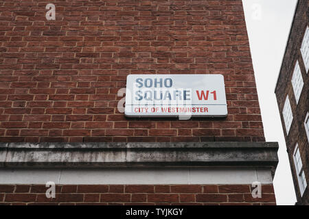 Londres, Royaume-Uni - juin 5, 2019 : le nom de rue signe sur un bâtiment à Soho Square, City of Westminster, un arrondissement qui occupe une grande partie de la zone centrale de Lon Banque D'Images