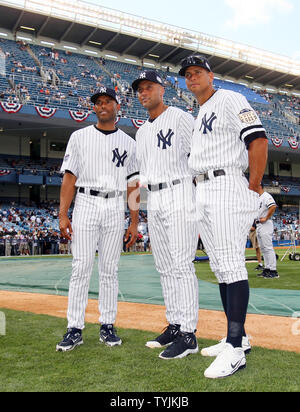 New York Yankees Mariano Rivera, Derek Jeter et Alex Rodriguez (G à D) position sur le terrain à la pratique au bâton avant le 79e match des étoiles au Yankee Stadium de New York le 15 juillet 2008. (Photo d'UPI/John Angelillo) Banque D'Images