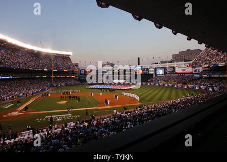 Fans regarder la cérémonie d'ouverture du 79e All Star Game au Yankee Stadium de New York le 15 juillet 2008. (Photo d'UPI/John Angelillo) Banque D'Images