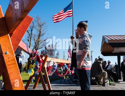 Aviateurs affecté à la 366e Escadre de chasse, saluer le drapeau pendant pre au congrès annuel de la cérémonie de la journée des anciens combattants à Mountain Home, Idaho, le 11 novembre, 2016. Pre est un 24 notes joué à se souvenir des anciens combattants tombés au cours de la cérémonie du drapeau, des funérailles et au crépuscule. Banque D'Images