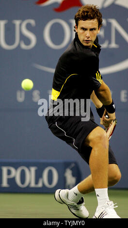 Le letton Ernests Gulbis renvoie la balle à Andy Roddick des Etats-Unis, huitième semence, dans la seconde série d'action de second tour au tournoi de tennis des États-Unis à la U.S. National Tennis Center le 29 août 2008 à Flushing Meadows, New York. (Photo d'UPI/Monika Graff) Banque D'Images