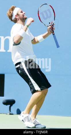 Mardy Fish de l'U.S.A, réagit après la défaite de la France Gaël Monfils en trois sets lors de la quatrième série action au tournoi de tennis des États-Unis à la U.S. National Tennis Center le 1 septembre 2008 à Flushing Meadows, New York. Le poisson a gagné 7-5, 6-2, 6-2. (Photo d'UPI/Monika Graff) Banque D'Images