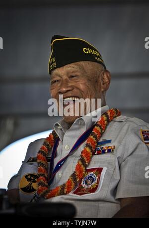 Le sergent de l'armée américaine Domingo Los Baños, retraité, de sourires pendant une journée des anciens combattants de coucher du soleil à bord du cuirassé Missouri Memorial à Pearl Harbor, Hawaii, le 11 novembre, 2016. Anciens combattants, accompagnés de leurs amis et membres de la famille, se sont réunis avec les membres en service de toutes les branches de l'armée pour honorer ceux qui ont servi. Banque D'Images