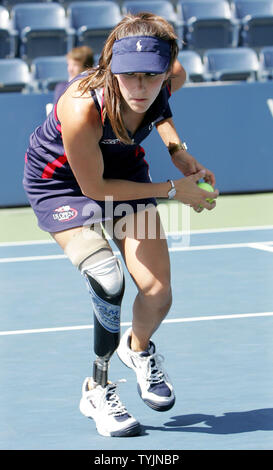 Amputee ball girl Kelly Bruno, 24 ans, récupère une balle au cours d'un match des filles à l'US Open Tennis Championship au U.S. National Tennis Center le 2 septembre 2008 à Flushing, New York. Bruno, qui en dépit d'être né sans la partie inférieure de sa jambe, est un tri-athlète et la toute première personne à billes pour travailler à l'US Open. (Photo d'UPI/Monika Graff) Banque D'Images