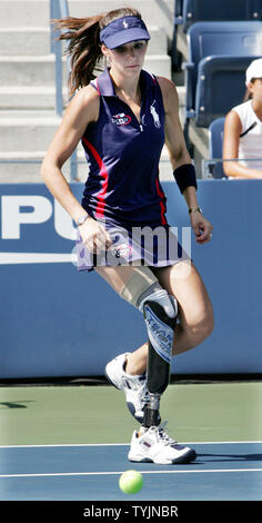 Amputee ball girl Kelly Bruno, 24 ans, récupère une balle au cours d'un match des filles à l'US Open Tennis Championship au U.S. National Tennis Center le 2 septembre 2008 à Flushing, New York. Bruno, qui en dépit d'être né sans la partie inférieure de sa jambe, est un tri-athlète et la toute première personne à billes pour travailler à l'US Open. (Photo d'UPI/Monika Graff) Banque D'Images