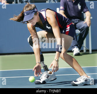 Amputee ball girl Kelly Bruno, 24 ans, récupère une balle au cours d'un match des filles à l'US Open Tennis Championship au U.S. National Tennis Center le 2 septembre 2008 à Flushing, New York. Bruno, qui en dépit d'être né sans la partie inférieure de sa jambe, est un tri-athlète et la toute première personne à billes pour travailler à l'US Open. (Photo d'UPI/Monika Graff) Banque D'Images