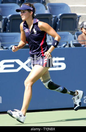 Amputee ball girl Kelly Bruno, 24 ans, court après une balle pendant un match des filles à l'US Open Tennis Championship au U.S. National Tennis Center le 2 septembre 2008 à Flushing, New York. Bruno, qui en dépit d'être né sans la partie inférieure de sa jambe, est un tri-athlète et la toute première personne à billes pour travailler à l'US Open. (Photo d'UPI/Monika Graff) Banque D'Images
