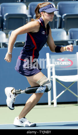 Amputee ball girl Kelly Bruno, 24 ans, court après une balle pendant un match des filles à l'US Open Tennis Championship au U.S. National Tennis Center le 2 septembre 2008 à Flushing, New York. Bruno, qui en dépit d'être né sans la partie inférieure de sa jambe, est un tri-athlète et la toute première personne à billes pour travailler à l'US Open. (Photo d'UPI/Monika Graff) Banque D'Images