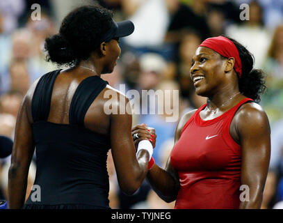 Venus Williams des Etats-Unis, septième graine, gauche, et sa sœur Serena Williams de la U.S.A, quatrième favori, serrer la main à la fin de leur match dans lequel Serena a remporté au cours de leur quart de finale match au tournoi de tennis des États-Unis à la U.S. National Tennis Center le 3 septembre 2008 à Flushing Meadows, New York. Serena Williams a remporté 7-6,7-6. (Photo d'UPI/Monika Graff) Banque D'Images
