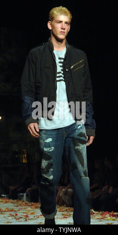 Présenter les modèles Printemps 2009 collection de co-designers Justin Timberlake et Trace Ayala illustré sous le titre de "William Rast" pendant la semaine de la mode Mercedes Benz à New York le 7 septembre 2008. (Photo d'UPI/Ezio Petersen) Banque D'Images