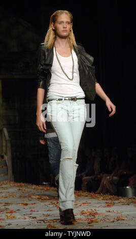 Présenter les modèles Printemps 2009 collection de co-designers Justin Timberlake et Trace Ayala illustré sous le titre de "William Rast" pendant la semaine de la mode Mercedes Benz à New York le 7 septembre 2008. (Photo d'UPI/Ezio Petersen) Banque D'Images
