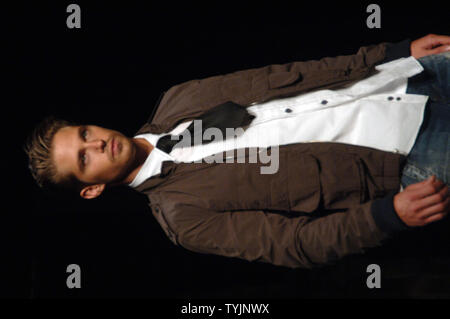 Présenter les modèles Printemps 2009 collection de co-designers Justin Timberlake et Trace Ayala illustré sous le titre de "William Rast" pendant la semaine de la mode Mercedes Benz à New York le 7 septembre 2008. (Photo d'UPI/Ezio Petersen) Banque D'Images