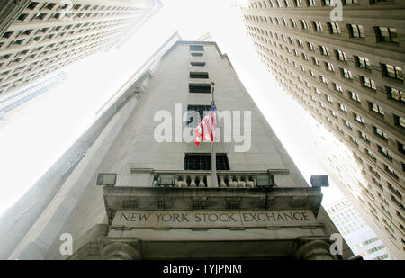 Un drapeau américain les mains du New York Stock Exchange building depuis que le gouvernement a mis 85 milliards de renflouement de l'American International Group (AIG) le 17 septembre 2008 à New York. Les deux ans est prêt aux États-Unis en échange de 80 % des actions de la compagnie d'assurance. (Photo d'UPI/Monika Graff) Banque D'Images