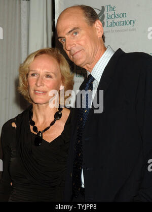 L'actrice Glenn Close et chanteur James Taylor assister au gala national Laboratoire Jackson à New York qu'elle a co-présidé le 18 septembre 2008. (Photo d'UPI/Ezio Petersen) Banque D'Images