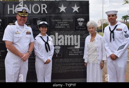 Texas (nov. 16, 2016) Le Cmdr. Stefan L. Walch, (à gauche), commandant du Areligh Burke-class-missiles, destroyer USS Gonzalez (DDG 66), le Maître de 2e classe Katherine Cri (deuxième à gauche), Mme Dolia Gonzalaz, et Maître de 1re classe William Mireles (droite) hommage au Sgt. Alfredo Gonzalez au Monument commémoratif de guerre des anciens combattants du Texas. Banque D'Images