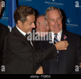 Président de la France Nicolas Sarkozy ajuste New York City le maire Michael Bloomberg (R) Ruban de revers au cours de leur séance de photo à l'appel de la Conscience Foundation gala à New York le 23 septembre 2008. Sarkozy a reçu le 2008 World Statesman Award. (Photo d'UPI/Ezio Petersen) Banque D'Images