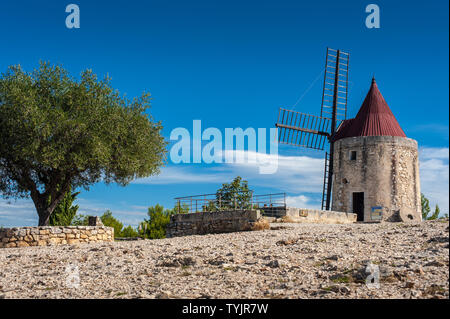 Ancien moulin à vent en pierre de Daudet à Fontvieille, Provence, France Banque D'Images