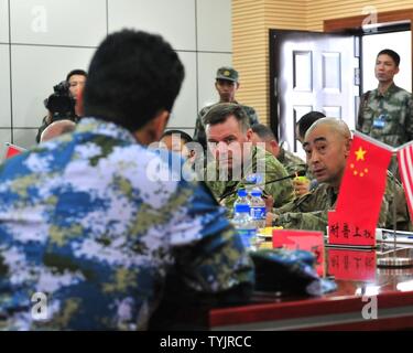 Le major-général Gregory Bilton (centre), le général commandant adjoint de l'armée des États-Unis, du Pacifique à l'écoute des questions d'un membre de l'Armée de libération de la République populaire de Chine au cours de l'U.S.-China change la gestion des catastrophes 15 Novembre à Kunming, Chine. L'assemblée annuelle du Pacifique de l'armée des États-Unis (USARPAC) Coopération avec l'événement de sécurité PLA est une occasion de partager l'aide humanitaire et des secours en cas de catastrophe les leçons tirées des événements réels américains et chinois et de renforcer des capacités de gestion des catastrophes. Banque D'Images