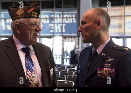 Le Colonel Ryan Samuelson, 92e Escadre de ravitaillement en vol, parle avec Jerry Herker, Anciens combattants des guerres étrangères poster 51 commandant, au cours d'une cérémonie de la Journée des anciens combattants le 11 novembre 2016, à l'Arène de Spokane. Samuelson a parlé avec des anciens combattants et des membres survivants de la famille des soldats tués en service. Banque D'Images