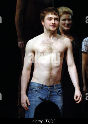 L'acteur Daniel Radcliffe, qui a réalisé la renommée dans les films de Harry Potter,fait ses débuts à Broadway dans la reprise de la production de Broadway de Peter Shaffer jouer Equus le 25 septembre 2008. (Photo d'UPI/Ezio Petersen) Banque D'Images