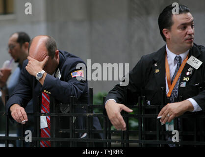 Traders prendre une pause cigarette à l'extérieur de la Bourse de New York, le Dow Jones est tombé un record 770 points après que le Congrès a voté contre le passage de 700 milliards de sauvetage du marché financier Projet de loi le 29 septembre 2008 à New York. (Photo d'UPI/Monika Graff) Banque D'Images