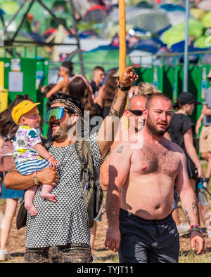 Pilton, Somerset, Royaume-Uni. 26 juin 2019. Les arrivées s'orienter et chercher des endroits pour le camp -2019 festival de Glastonbury, digne ferme. Glastonbury, 26 juin 2019 Crédit : Guy Bell/Alamy Live News Banque D'Images