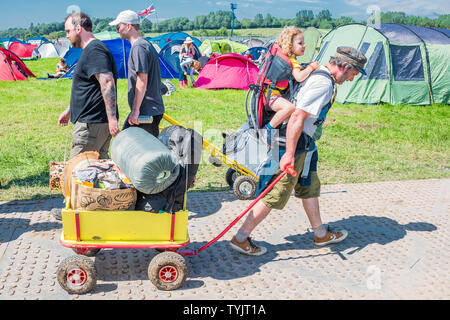 Pilton, Somerset, Royaume-Uni. 26 juin 2019. Les arrivées s'orienter et chercher des endroits pour le camp -2019 festival de Glastonbury, digne ferme. Glastonbury, 26 juin 2019 Crédit : Guy Bell/Alamy Live News Banque D'Images