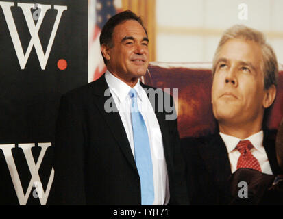 Réalisateur Oliver Stone assiste à la première mondiale de son nouveau film 'W' à New York le 14 octobre 2008. (Photo d'UPI/Ezio Petersen) Banque D'Images