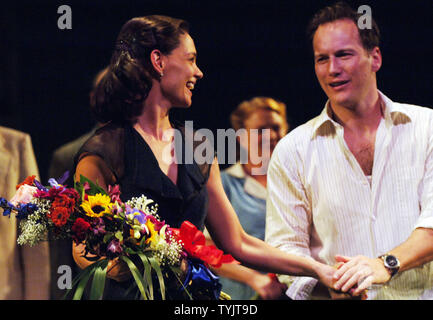 L'actrice Katie Holmes, épouse de l'acteur Tom Cruise, lui fait New York débuts à Broadway dans la pièce d'Arthur Miller 'All My Sons' co-star avec Patrick Wilson (R) le 16 octobre 2008. (Photo d'UPI/Ezio Petersen) Banque D'Images