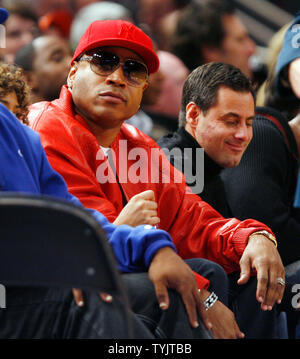LL Cool J regarde les Boston Celtics jouer les New York Knicks au Madison Square Garden de New York le 21 octobre 2008. (Photo d'UPI/John Angelillo) Banque D'Images