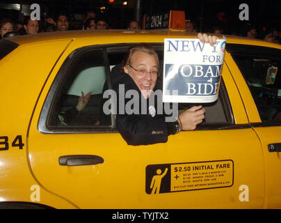 Admirateurs et fans de gagnant présidentielle démocratique Sénateur Barrack Obama réunira à New York District, à Time Square à regarder l'élection entre le sénateur John McCain et le sénateur Barack Obama le 4 novembre 2008. (Photo d'UPI/Ezio Petersen) Banque D'Images