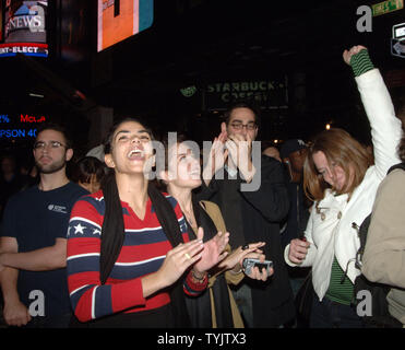 Admirateurs et fans de gagnant présidentiel démocratique le sénateur Barack Obama réunira à New York District, à Time Square à regarder l'élection entre le sénateur John McCain et le sénateur Barack Obama le 4 novembre 2008. (Photo d'UPI/Ezio Petersen) Banque D'Images