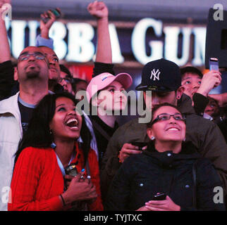 Admirateurs et fans de gagnant présidentielle démocratique Sénateur Barrack Obama réunira à New York District, à Time Square à regarder l'élection entre le sénateur John McCain et le sénateur Barack Obama le 4 novembre 2008. (Photo d'UPI/Ezio Petersen) Banque D'Images