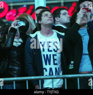 Admirateurs et fans de gagnant présidentielle démocratique Sénateur Barrack Obama réunira à New York District, à Time Square à regarder l'élection entre le sénateur John McCain et le sénateur Barack Obama le 4 novembre 2008. (Photo d'UPI/Ezio Petersen) Banque D'Images