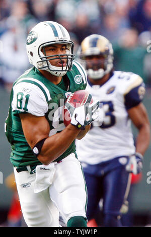 New York Jets Dustin Keller attrape un 54 verges passer de quarterback Brett Favre au premier trimestre contre les Rams de Saint-Louis au Giants Stadium à East Rutherford, New Jersey le 09 novembre 2008. (Photo d'UPI/John Angelillo) Banque D'Images